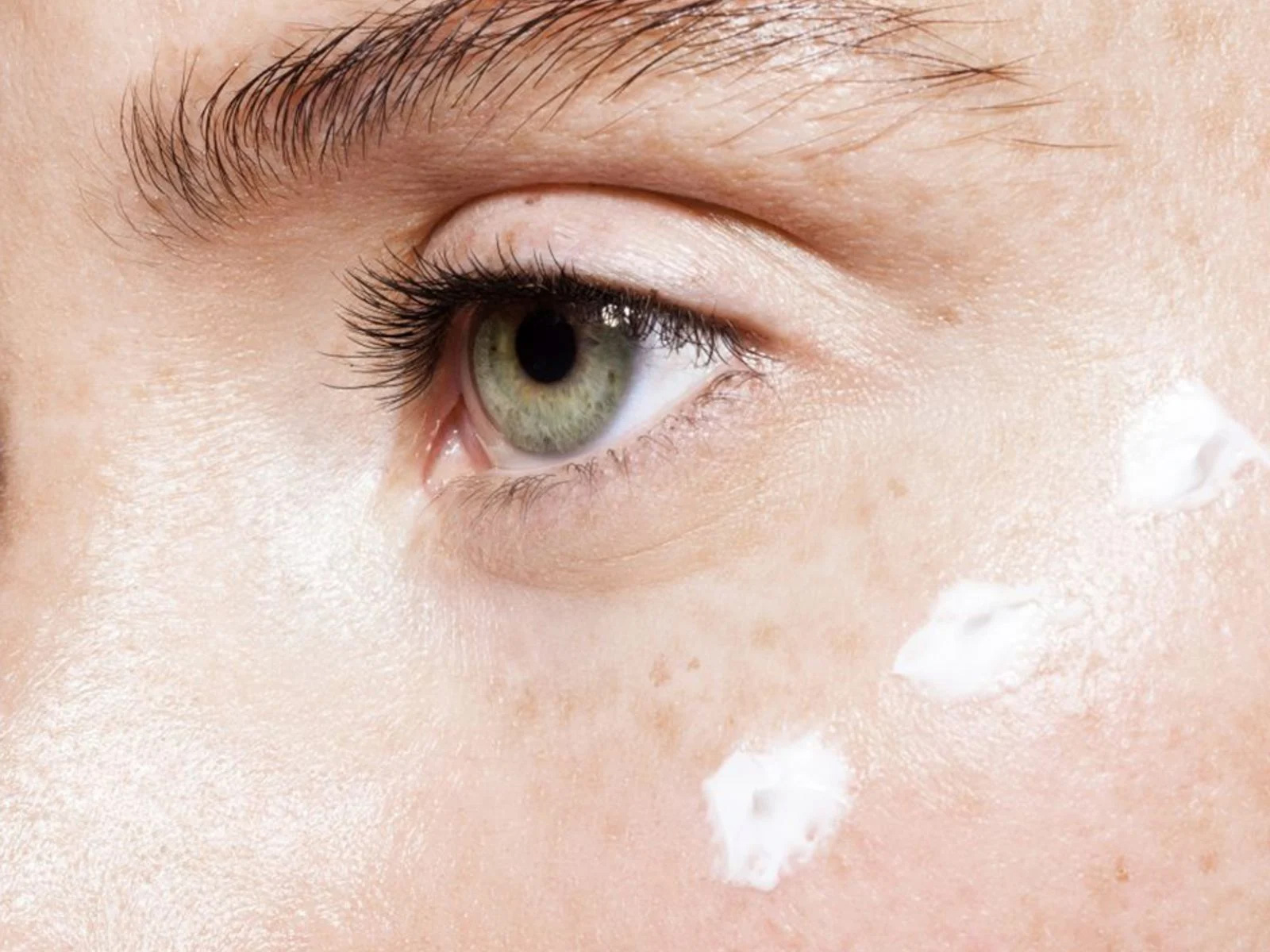 کرم دور چشم